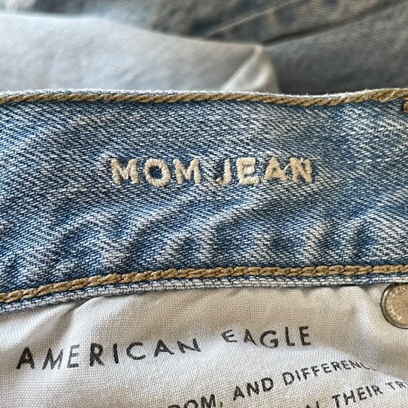 American Eagle Womens Size 8 Short Mom Jeans Light Wash Faded Distressed Ripped - Picture 12 of 14